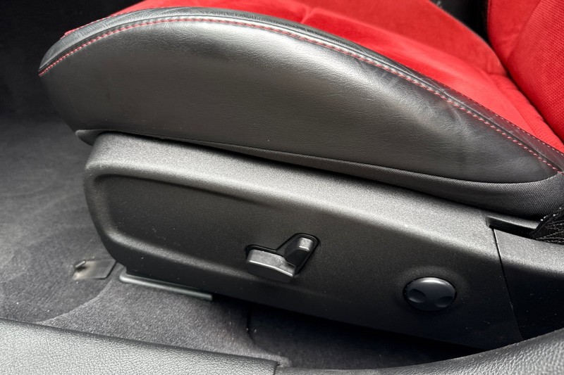 Dodge Charger Vehicle Full-screen Gallery Image 13