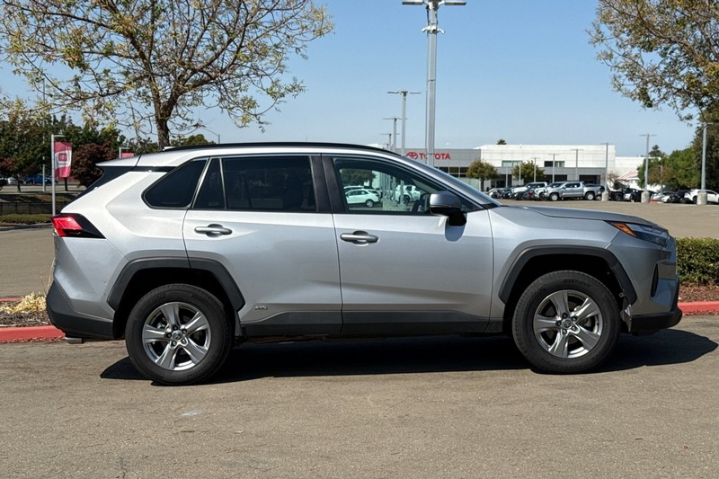 Toyota RAV4 Vehicle Full-screen Gallery Image 03