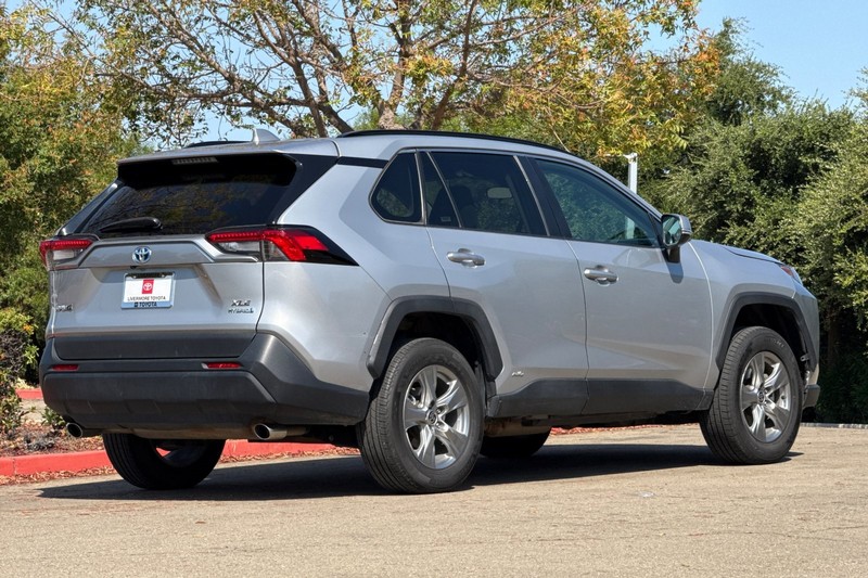 Toyota RAV4 Vehicle Full-screen Gallery Image 04