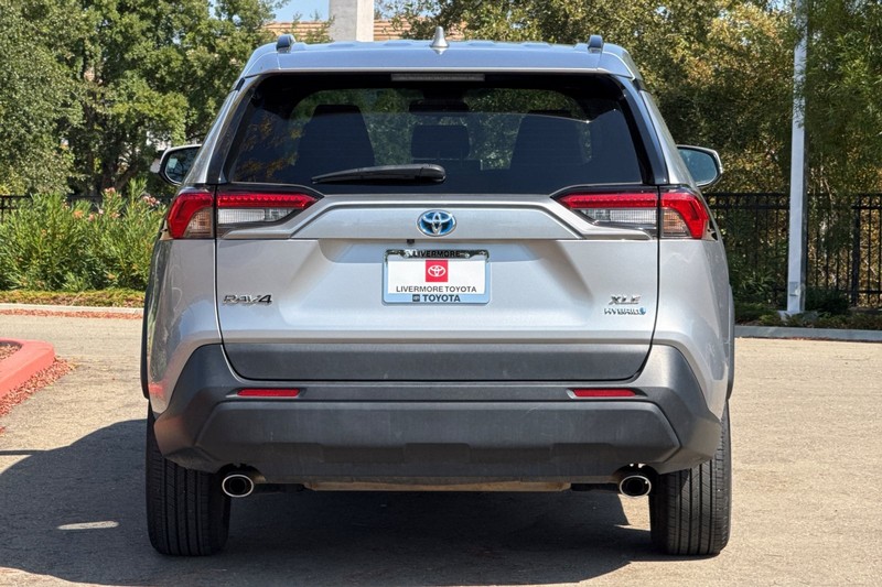 Toyota RAV4 Vehicle Full-screen Gallery Image 05