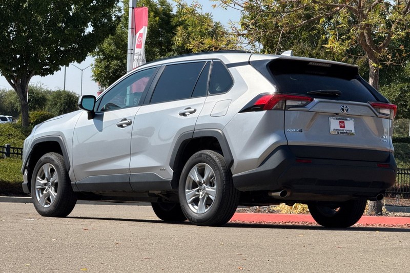 Toyota RAV4 Vehicle Full-screen Gallery Image 06