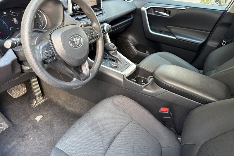 Toyota RAV4 Vehicle Full-screen Gallery Image 10