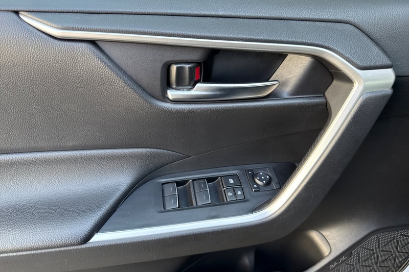 Toyota RAV4 Vehicle Full-screen Gallery Image 11