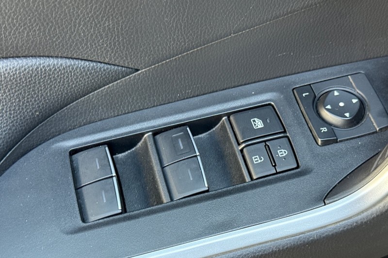 Toyota RAV4 Vehicle Full-screen Gallery Image 12