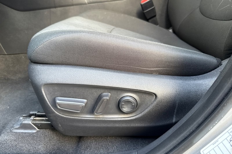 Toyota RAV4 Vehicle Full-screen Gallery Image 13
