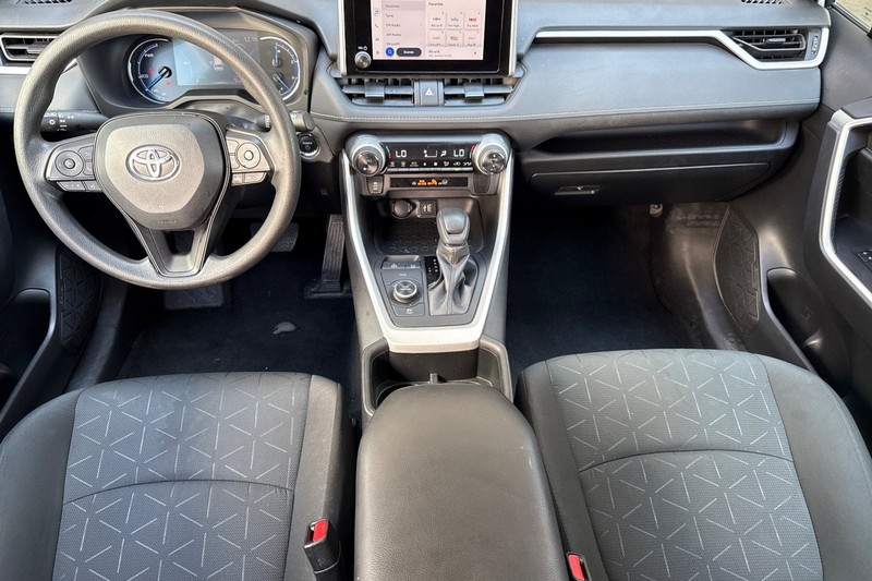 Toyota RAV4 Vehicle Full-screen Gallery Image 15