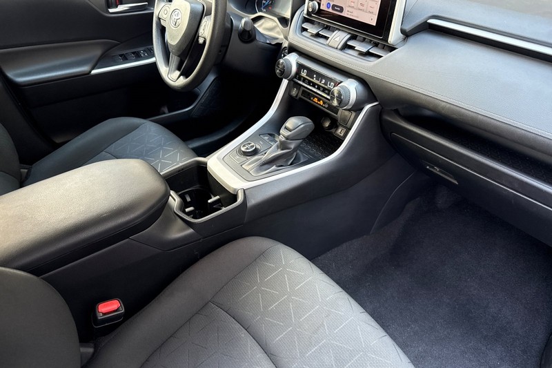 Toyota RAV4 Vehicle Full-screen Gallery Image 18