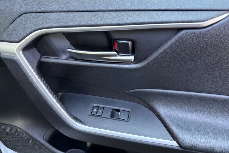 Toyota RAV4 Vehicle Full-screen Gallery Image 20