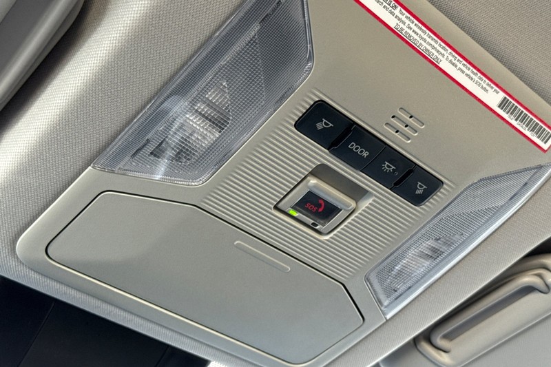 Toyota RAV4 Vehicle Full-screen Gallery Image 23