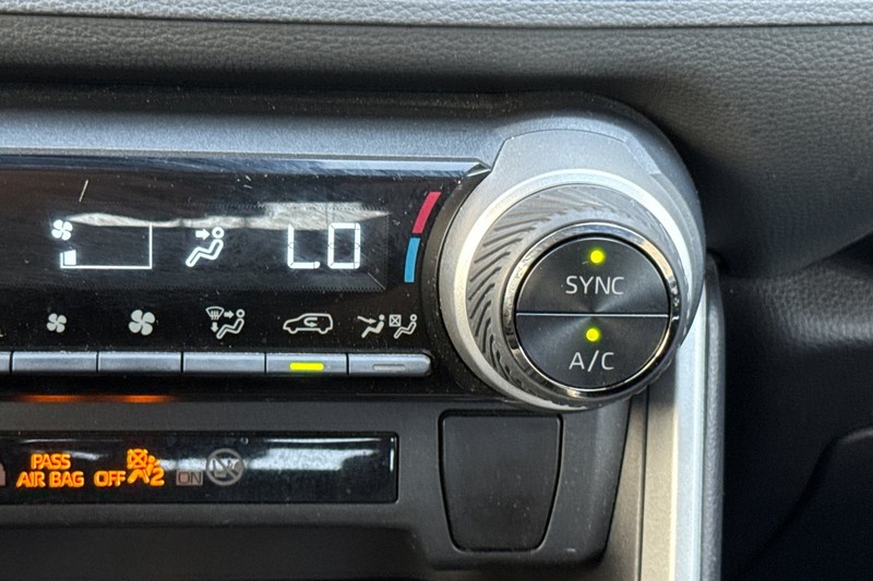 Toyota RAV4 Vehicle Full-screen Gallery Image 29