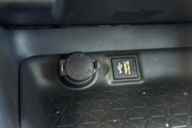 Toyota RAV4 Vehicle Full-screen Gallery Image 30