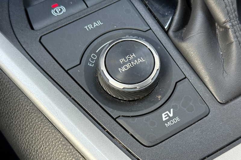 Toyota RAV4 Vehicle Full-screen Gallery Image 31