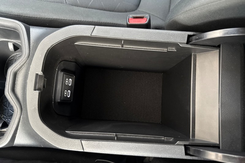 Toyota RAV4 Vehicle Full-screen Gallery Image 32