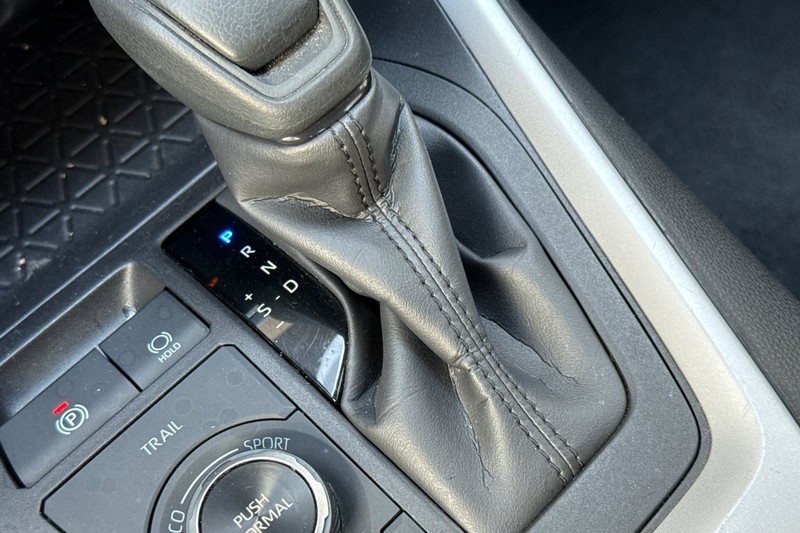 Toyota RAV4 Vehicle Full-screen Gallery Image 33