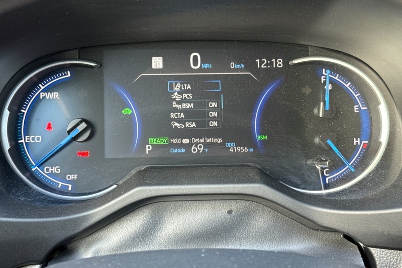 Toyota RAV4 Vehicle Full-screen Gallery Image 40