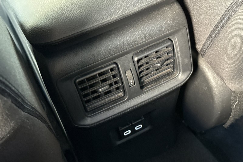 Toyota RAV4 Vehicle Full-screen Gallery Image 43