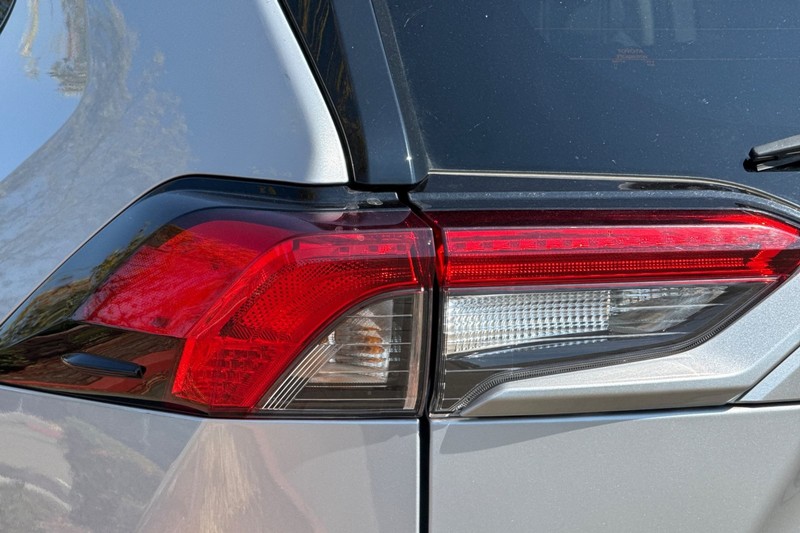 Toyota RAV4 Vehicle Full-screen Gallery Image 48