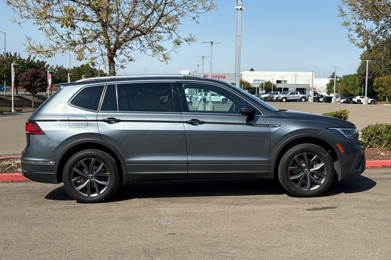 Volkswagen Tiguan Vehicle Full-screen Gallery Image 03