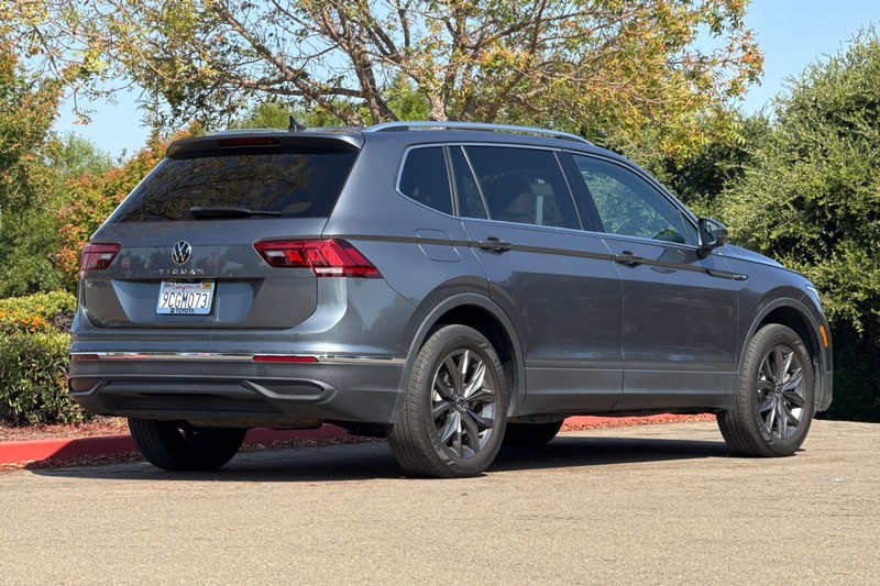 Volkswagen Tiguan Vehicle Full-screen Gallery Image 04