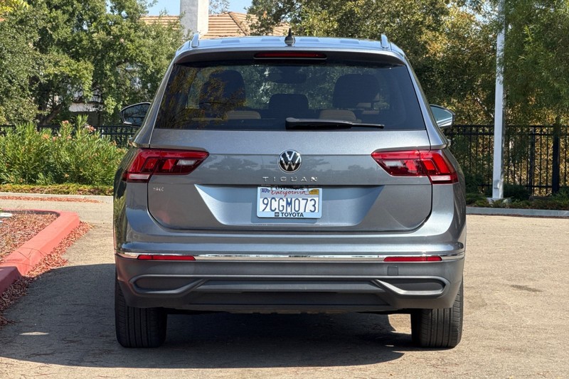 Volkswagen Tiguan Vehicle Full-screen Gallery Image 05