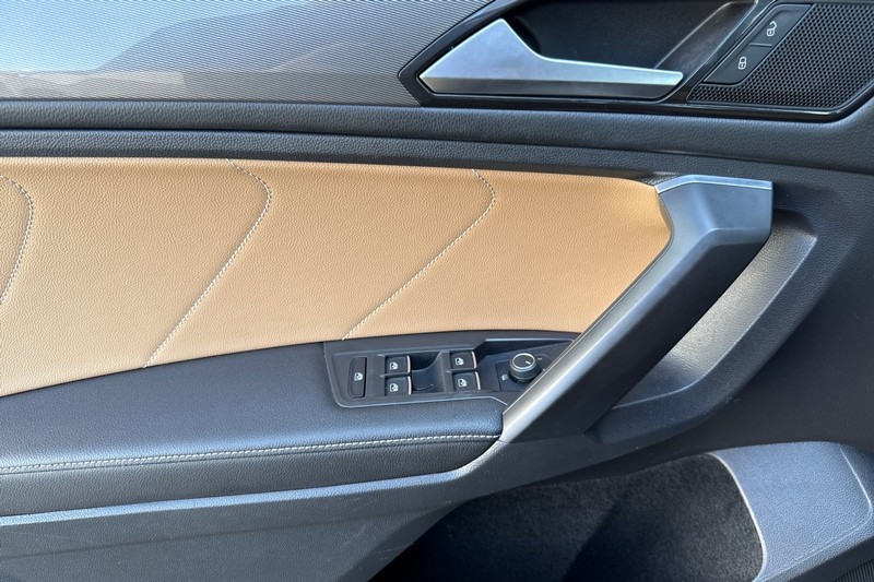 Volkswagen Tiguan Vehicle Full-screen Gallery Image 11
