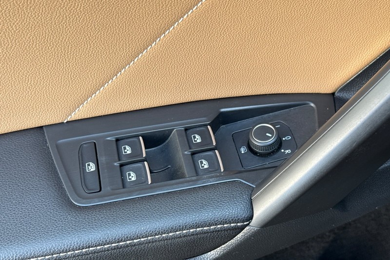 Volkswagen Tiguan Vehicle Full-screen Gallery Image 12