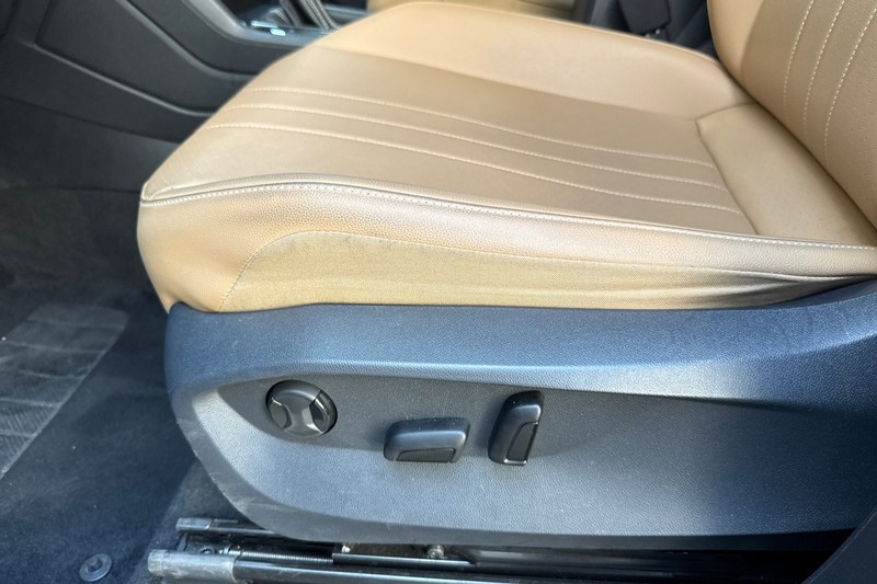 Volkswagen Tiguan Vehicle Full-screen Gallery Image 13