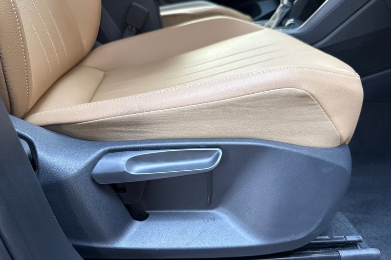 Volkswagen Tiguan Vehicle Full-screen Gallery Image 23
