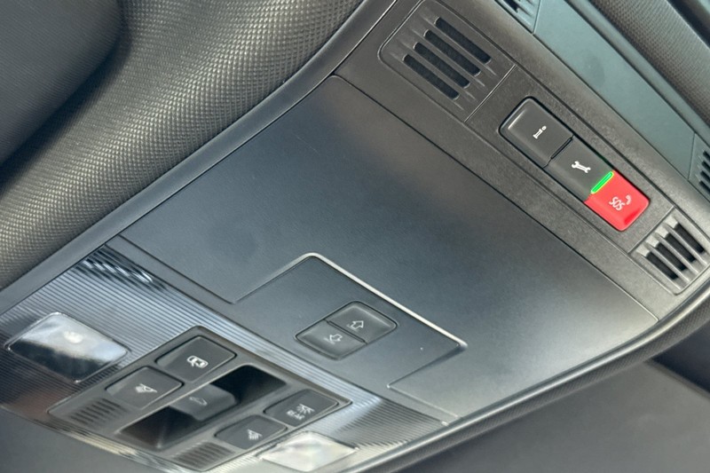 Volkswagen Tiguan Vehicle Full-screen Gallery Image 24