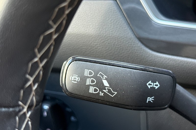 Volkswagen Tiguan Vehicle Full-screen Gallery Image 37
