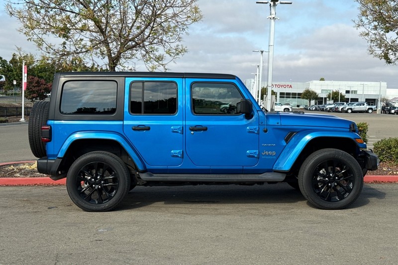 Jeep Wrangler Vehicle Full-screen Gallery Image 03