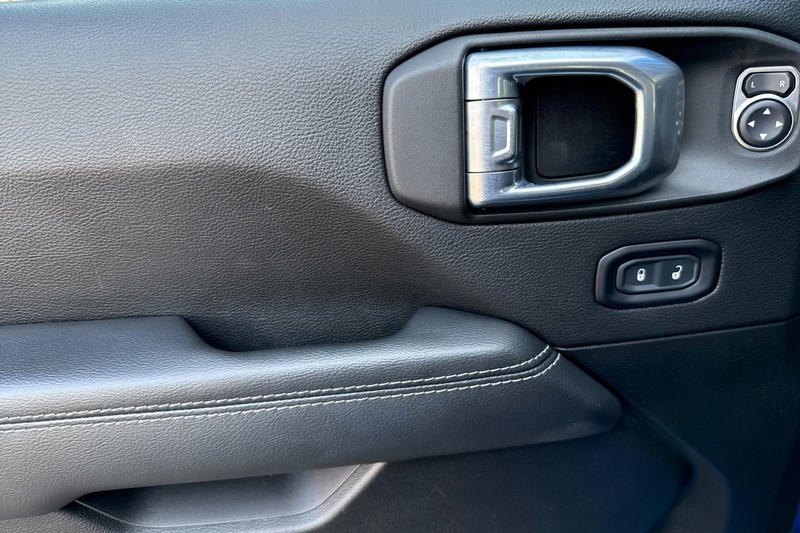 Jeep Wrangler Vehicle Full-screen Gallery Image 11