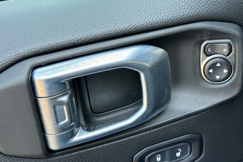 Jeep Wrangler Vehicle Full-screen Gallery Image 12