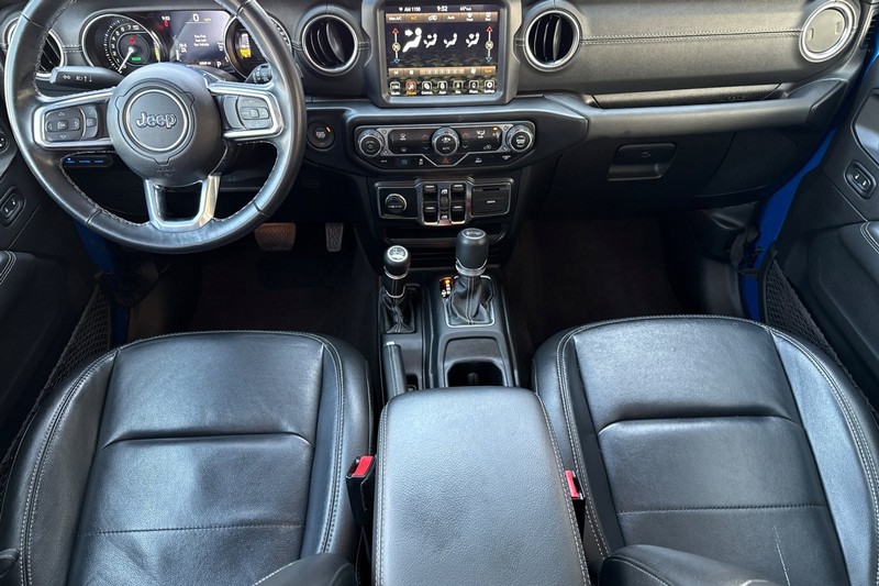 Jeep Wrangler Vehicle Full-screen Gallery Image 15