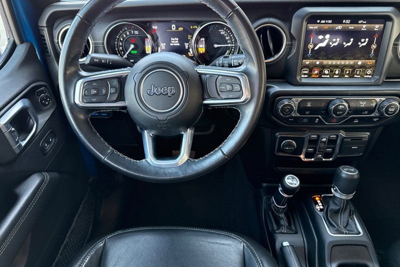 Jeep Wrangler Vehicle Full-screen Gallery Image 16