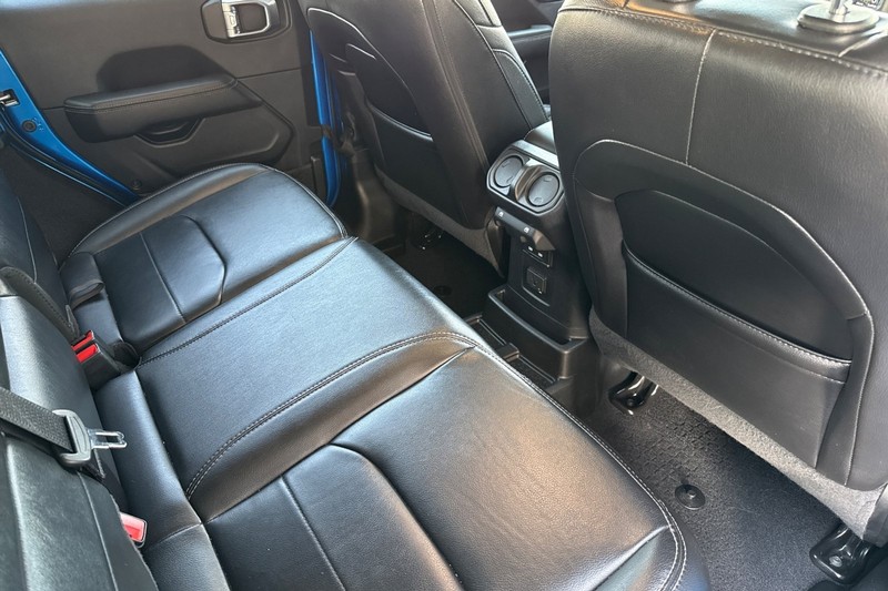 Jeep Wrangler Vehicle Full-screen Gallery Image 18