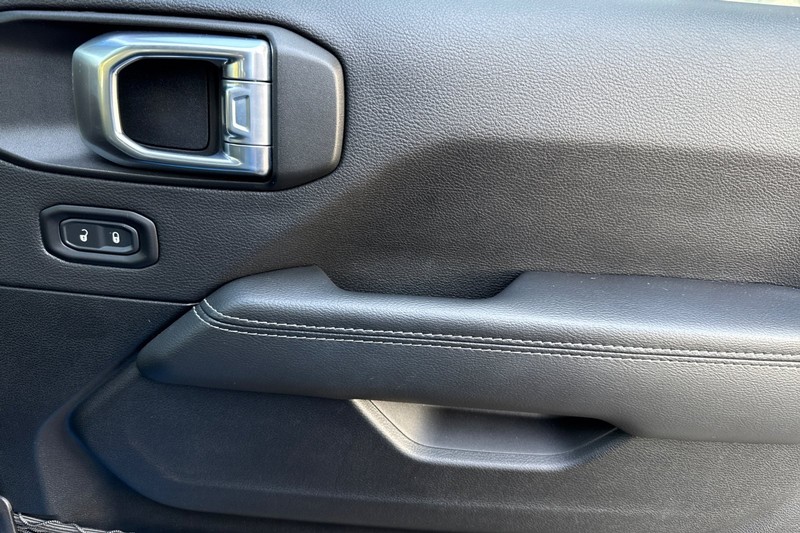 Jeep Wrangler Vehicle Full-screen Gallery Image 21