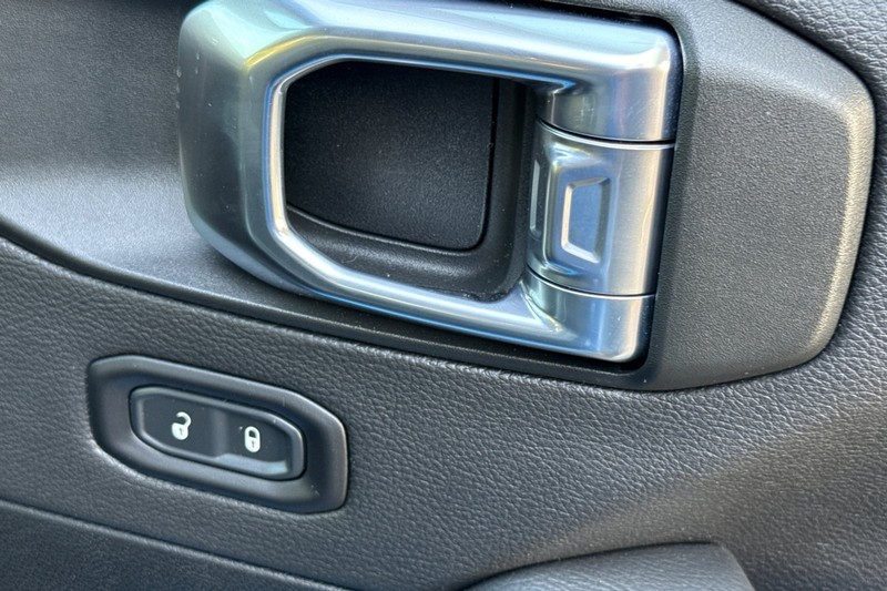 Jeep Wrangler Vehicle Full-screen Gallery Image 22