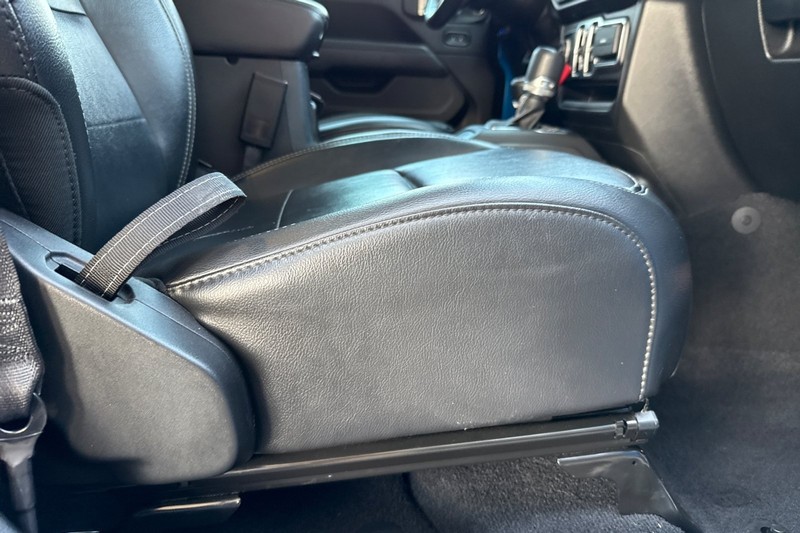 Jeep Wrangler Vehicle Full-screen Gallery Image 23