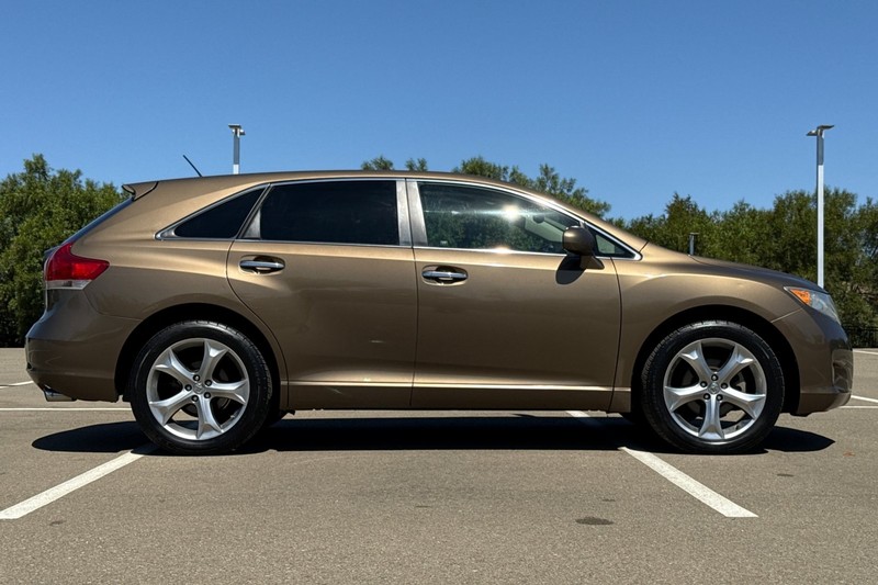 Toyota Venza Vehicle Full-screen Gallery Image 03