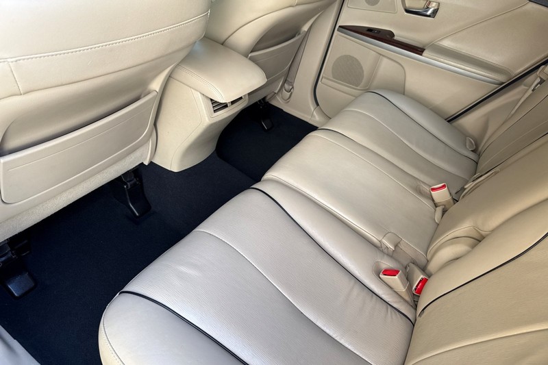 Toyota Venza Vehicle Full-screen Gallery Image 14