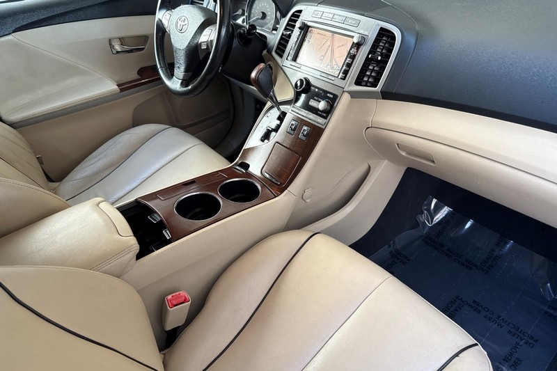 Toyota Venza Vehicle Full-screen Gallery Image 19