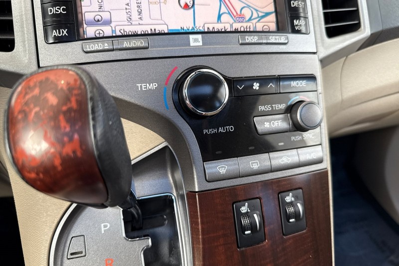 Toyota Venza Vehicle Full-screen Gallery Image 28