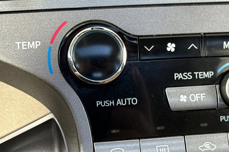 Toyota Venza Vehicle Full-screen Gallery Image 29