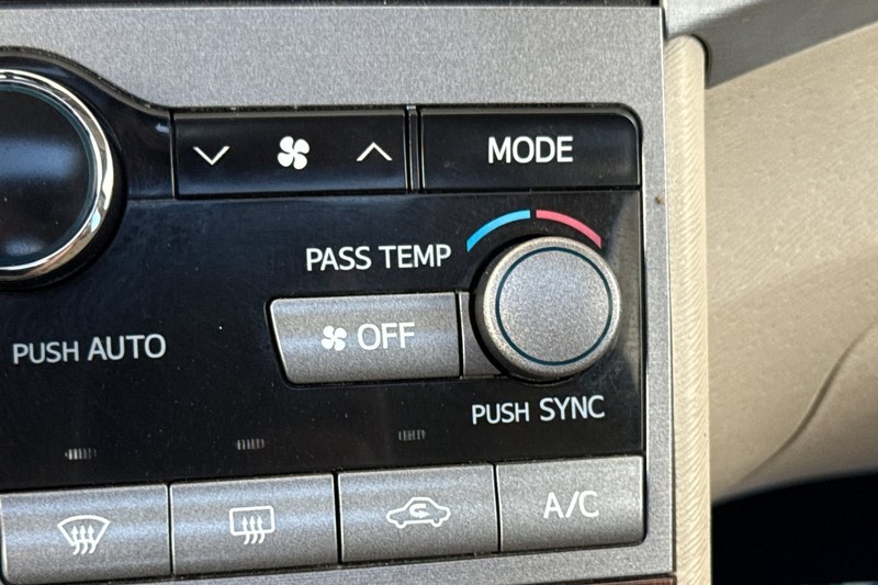 Toyota Venza Vehicle Full-screen Gallery Image 30