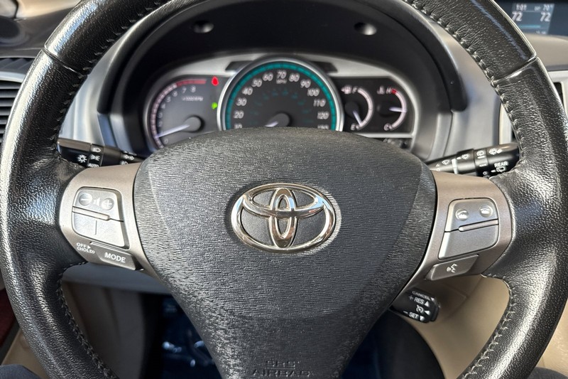 Toyota Venza Vehicle Full-screen Gallery Image 35