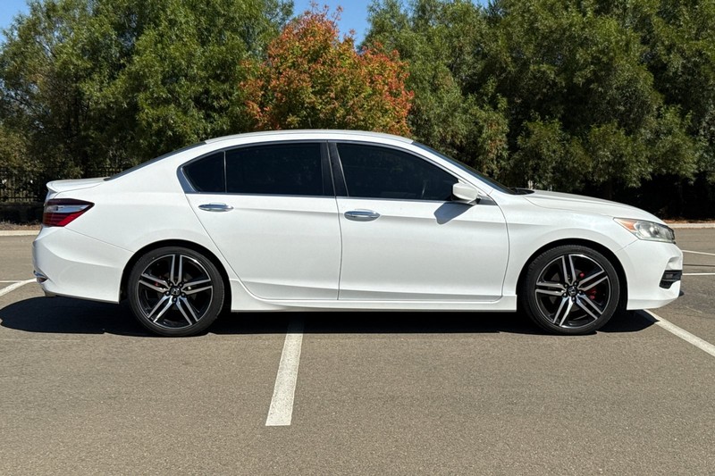 Honda Accord Sedan Vehicle Full-screen Gallery Image 03