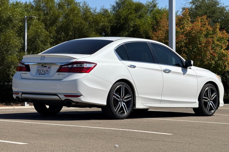 Honda Accord Sedan Vehicle Full-screen Gallery Image 04