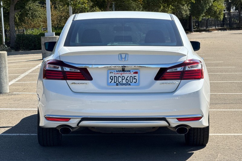 Honda Accord Sedan Vehicle Full-screen Gallery Image 05