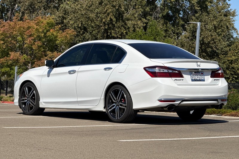 Honda Accord Sedan Vehicle Full-screen Gallery Image 06